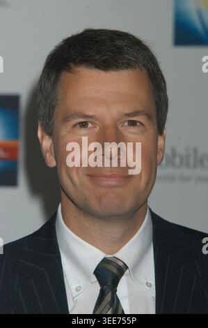 Peter Kloeppel, der Chefmoderator von RTL, nimmt an einem Fototermin in Hamburg Teil. Die Veranstaltung ist eine Pressekonferenz von RTL und T-Mobile, die sich mit der Zukunft der TV-Nachrichten befasst. Kloeppel ist bekannt für seine Rolle als Anchorman bei RTL aktuell. 2004. Stockfoto