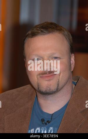 Stefan Raab, deutscher Musiker und Entertainer, zu Gast in der Talkshow von Johannes B. Kerner in Hamburg, 18.03.2004. Stockfoto