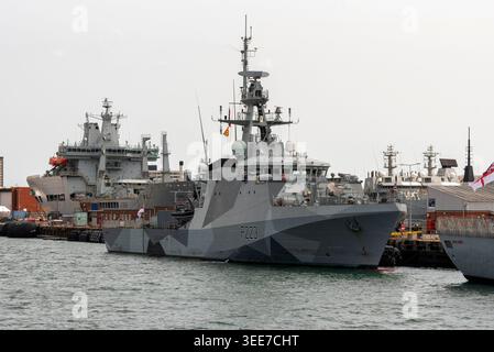 Portsmouth England Großbritannien. 18.08.2025. Ein modernes Kriegsschiff HMS TAMAR mit markantem Tarnmuster liegt an einem Dock neben anderen Marineschiffen Stockfoto