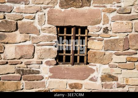 Vergittertes Kellerfenster, rekonstruiertes mittelalterliches Steinhaus, 13. Jahrhundert, Nienover, Bodenfelde, Niedersachsen, Deutschland Stockfoto