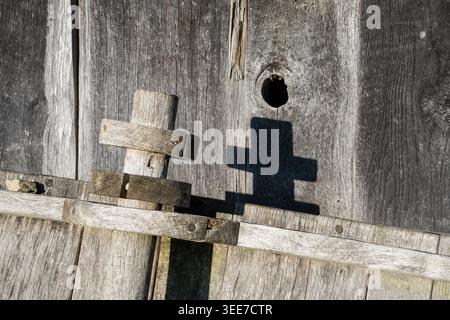 Kreuz als Schatten, Detail, das rekonstruierte mittelalterliche Haus, 13. Jahrhundert, Nienover, Bodenfelde, Niedersachsen, Deutschland Stockfoto