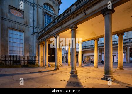 Morgendämmerung in den Römischen Bädern in Bath, Somerset, England. Stockfoto