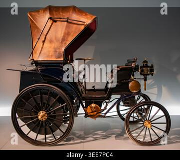 Daimler Riemenwagen im Mercedes-Benz Museum in Stuttgart Stockfoto