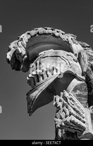 Bildunterschrift: Detail einer Steinskulptur in der Gloriette, Schloss Schönbrunn, Wien, Österreich, mit verwittertem architektonischen Ornament in Schwarz-weiß Stockfoto