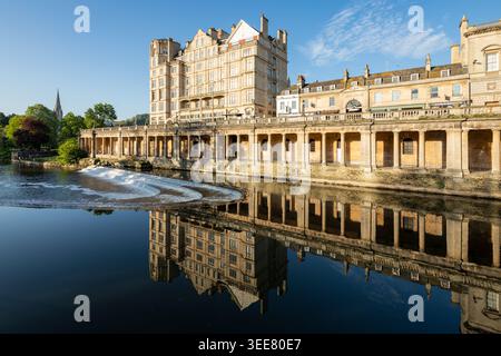 Frühlingsvormittag im Empire Hotel am Ufer des Flusses Avon in Bath, Somerset. Stockfoto