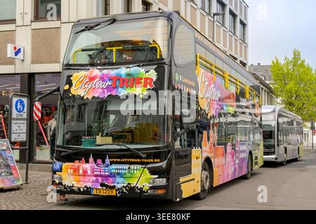 Trier, Deutschland - 14. April 2026: Vorderansicht eines Doppeldeckerbus, der von Citytour Trier an einer Bushaltestelle im Stadtzentrum betrieben wird. Stockfoto