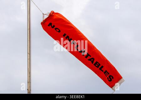 Der Windsock am Ainsdale Beach, Southport, zeigt Richtung und Stärke an und gewährleistet die Sicherheit von Personen, die Windsport betreiben. Stockfoto