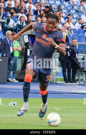 Rom, Italien. Mai 2026. Yann Aurel Bisseck, von Inter Mailand, spielte während des italienischen Fußballspiels der Serie A zwischen Latium und Inter Mailand im Olympiastadion. Quelle: Riccardo De Luca - Update Images/Alamy Live News Stockfoto