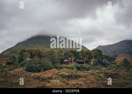 Gemütliche Hütte versteckt in den Wäldern in den Bergen, Isle of Skye, Schottland Stockfoto