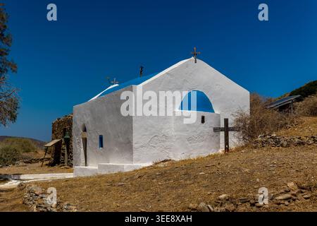 Kleine weiße Kapelle mit blauer Kuppel unter klarem Himmel in Mochlos, Griechenland Stockfoto