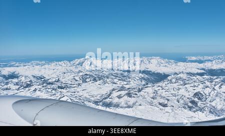 Lyon, Frankreich - 19. März 2026: Luftaufnahme der schneebedeckten französischen Alpen während eines Fluges zum Flughafen Lyon Saint Exupery in Frankreich Stockfoto