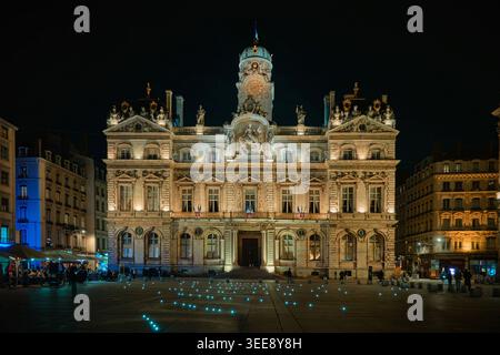 Lyon, Frankreich - 19. März 2026: Nachtblick auf die historische Fassade des Hotels de Ville de Lyon und die blauen Lichter am Place des Terreaux Stockfoto