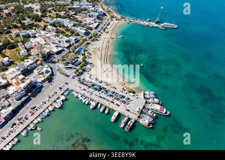 Luftaufnahme mit Booten, die im Hafen von Elounda auf der Insel Kreta, Griechenland, vor Anker liegen Stockfoto