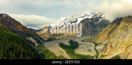 tête Neyron, Italien - 14.09.2025: Panoramablick auf das Val Veny mit schneebedeckten Gipfeln und Nadelwäldern. Stockfoto