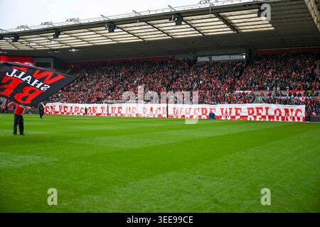 Middlesbrough, Großbritannien. Mai 2026. Die Fans von Middlesbrough zeigen ein Banner mit der Aufschrift „10 Years on Take US Back Where We Where We Where We Belohn“ während des Sky Bet Championship Play Off 1st Leg zwischen Middlesbrough und Southampton im Riverside Stadium in Middlesbrough, Großbritannien, am 8. Mai 2026. (Foto: MI News/NurPhoto) Credit: NurPhoto SRL/Alamy Live News Stockfoto
