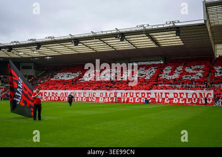 Middlesbrough, Großbritannien. Mai 2026. Die Fans von Middlesbrough zeigen ein Banner mit der Aufschrift „10 Years on Take US Back Where We Where We Where We Where We Where Where We Belohnung“ oben in der Südtribüne während des 1. Leg der Sky Bet Championship Play-Off zwischen Middlesbrough und Southampton im Riverside Stadium, Middlesbrough, am 8. Mai 2026. (Foto: Trevor Wilkinson/MI News/NurPhoto)0 Credit: NurPhoto SRL/Alamy Live News Stockfoto