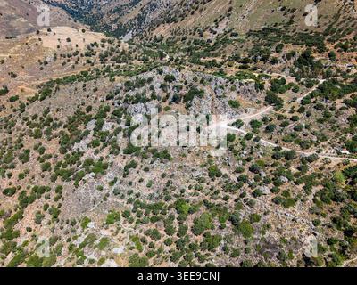 Hochwinkelansicht aus der Vogelperspektive mit felsigem Berggelände und unbefestigten Straßen auf Kreta Stockfoto