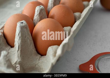 Eine Nahaufnahme eines Kartons mit großen braunen Eiern. Stockfoto