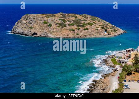 Blick aus einem hohen Winkel auf die Insel Mochlos und das Küstendorf auf Kreta, Griechenland Stockfoto