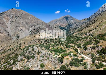 Blick aus der Vogelperspektive auf zerklüftete felsige Berge und karge Vegetation in einer trockenen Landschaft Stockfoto