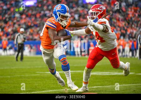 Denver Broncos Wide Receiver Marvin Mims Jr. (19) leitet den Ball. Stockfoto