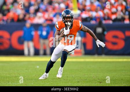 Denver Broncos Wide Receiver Marvin Mims Jr. (19) leitet den Ball. Stockfoto