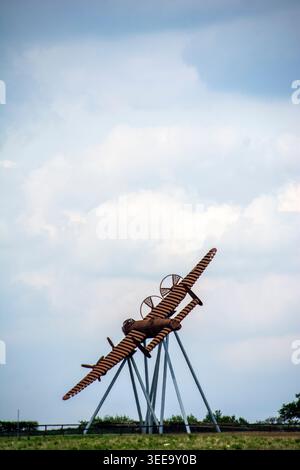 Nahaufnahme von auf Freedom's Wings, die Lancaster Bomber Sculpture nimmt Flug, vom Bomber County Gateway Trust Stockfoto