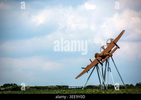 Nahaufnahme von auf Freedom's Wings, die Lancaster Bomber Sculpture nimmt Flug, vom Bomber County Gateway Trust Stockfoto
