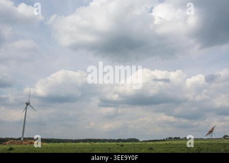 Die Lancaster Bomber Sculpture von On Freedom's Wings fliegt an der Seite der Windkraftanlage Stockfoto