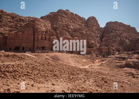 Wadi Musa, Jordanien - 25. Oktober 2023: Alte königliche Gräber von Petra wurden in Sandsteinklippen mit dramatischer Wüstenlandschaft und Nabatäischen Felsen gemeißelt. Stockfoto