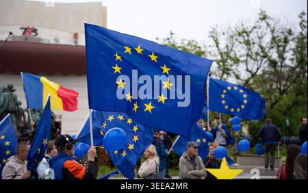 BUKAREST, RUMÄNIEN - 9. MAI 2026: Der Europatag wurde mit einem marsch vom Universitätsplatz zum Viktoria-Platz gefeiert. Hunderte von Leuten, einschließlich Stockfoto