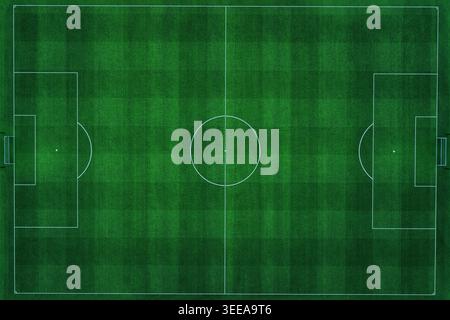 Luftaufnahme eines leeren Fußballplatzes mit leuchtendem grünem Gras und klaren weißen Markierungen von oben nach unten. Das professionelle Fußballfeld ist perfekt für Maniküre Stockfoto