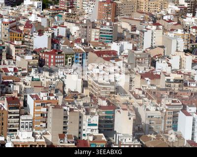 ALICANTE, SPANIEN - 22. OKT 2025 - aus der Vogelperspektive eine geschäftige Stadt mit dichtem Stadtbau, zahlreichen Gebäuden, Wohngebieten und kompaktem Ar Stockfoto
