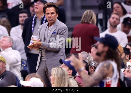 Cleveland, Usa. Mai 2026. Tom Gores, Besitzer der Detroit Pistons, sieht sich die Pistons im vierten Quartal in Cleveland, Ohio, am Samstag, den 9. Mai 2026, an. Die Cavaliers besiegten die Pistons 116–109. Foto von Aaron Josefczyk Credit: UPI/Alamy Live News Stockfoto