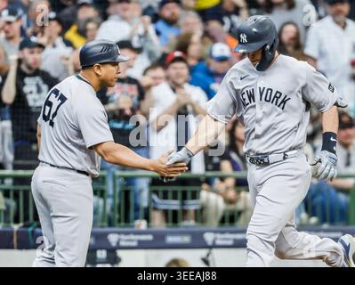 Milwaukee, Usa. Mai 2026. New York Yankees erster Baseman Paul Goldschmidt (R) wird von New York Yankees dritter Basecoach Luis Rojas (L) gratuliert, nachdem er am Samstag, den 9. Mai 2026, im ersten Inning des MLB-Spiels zwischen den New York Yankees und den Milwaukee Brewers im American Family Field in Milwaukee, Wisconsin, einen Homerrungen hatte. Foto: Tannen Maury/UPI Credit: UPI/Alamy Live News Stockfoto