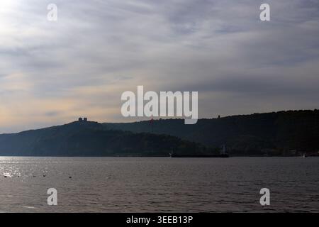 Istanbul. Turkiye. 05.12.2025. Genuesische Festung aus dem 14. Jahrhundert auf einem Berg bei Sonnenaufgang. Stockfoto