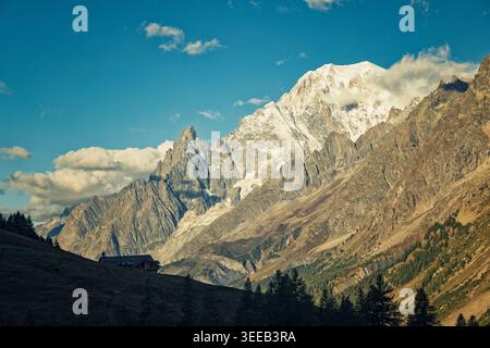 Refugio Bonatti, Italien - 15.09.2025: Atemberaubendes Panorama des schneebedeckten Mont Blanc und schroffe Berggipfel aus der historischen Hütte Walter B. Stockfoto