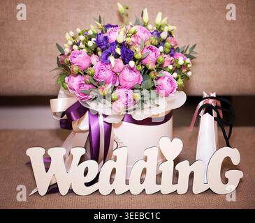 Blumenstrauß, Geschenke und Hochzeitsbriefe Stockfoto