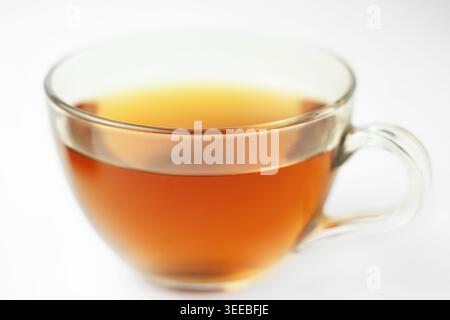 Glas Tee in transparenter Tasse mit Morgenlichtern Bokeh Makro Stockfoto