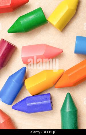 Kinder helle Makrostifte mehrfarbige Bleistifte isolierter hölzerner Hintergrund Stockfoto