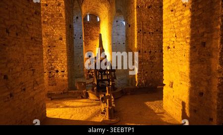 Artillerie-Galerie aus dem Zweiten Weltkrieg und deutsche Pak 40-Kanone auf Schloss Gjirokastër Stockfoto