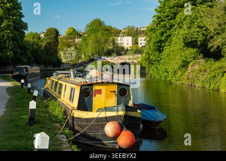 Hausboot auf Kennet und Avon Kanal in Bath, Somerset, England. Stockfoto