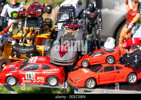 Gebrauchte Spielzeugautos auf dem Flohmarkt von Blere, Frankreich Stockfoto