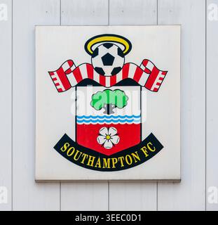 Southampton, Hampshire, Vereinigtes Königreich. 05.09.2026. Southampton Football Club Badge, St. Mary's Stadium, 9. Mai 2026 Stockfoto