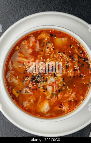 Kimchi-Suppe in einer weißen Teller isolierte Nahtextur Stockfoto