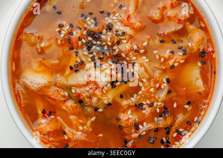 Kimchi-Suppe in einer weißen Teller isolierte Nahtextur Stockfoto