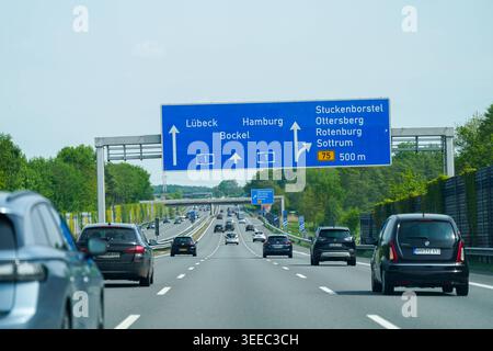 Deutschland, Niedersachsen, Europa, Autobahn A1 bei Stuckenborstel/Ottersberg: Verkehr auf der Bundesautobahn A1 Richtung Hamburg und Lübeck mit Hinweisschildern zu Hamburg, Lübeck, Rotenburg und Sottrum. Reiseverkehr, Individualverkehr, Fernverkehr, Mobilität, Infrastruktur, Autobahnverkehr, Transitroute, Pendlerverkehr, Verkehrsfluss, Logistik, Verkehr, Straßenverkehr, Norddeutschland, Autobahnschild, Fahrbahn, Verkehrswende, Deutschlandticket, Stau, Osterreiseverkehr, Wochenendverkehr, Symbolfoto *** Deutschland, Niedersachsen, Europa, Autobahn A1 bei Stuckenborstel Ottersberg Verkehr auf der Stockfoto
