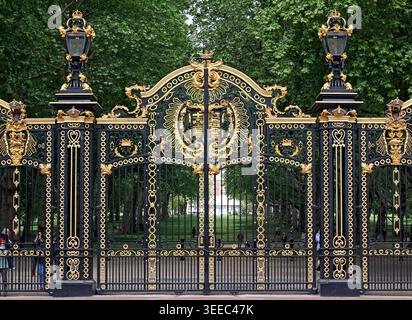 Detailansicht des öffentlichen Parks der Buckingham Palace Gardens mit verziertem Eingangstor in London Stockfoto