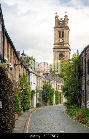 Circus Lane mit St. Vincent's Kapelle im Hintergrund in der berühmten Edinburgh New Town an einem Sommertag Stockfoto