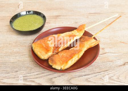 Gegrilltes Lachsdressing Teriyaki-Sauce, Holzstab auf Teller, würzige Chili-Sauce Stockfoto